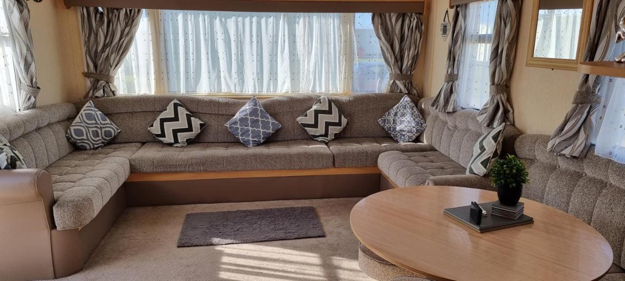 Lovely Caravan At Ingoldmells Just Behind Sealands Apartment Exterior photo